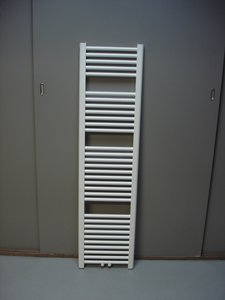 Badkamer radiator 130 cm hoog x 40 cm breed wit met midden- onder aansluiting en 542 Watt