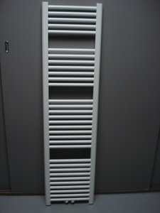 Handdoek radiator wit 176 cm hoog x 50 cm breed met midden- onder aansluiting Zehnder Toga 928 Watt