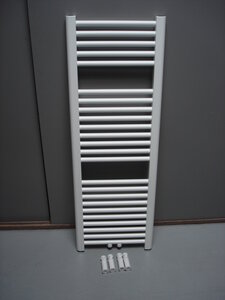 Laurens Badkamer Radiator Wit 133cm hoog x 40cm breed en 542 Watt met midden- onderaansluiting Laurens Badkamer Radiator Wit 133cm hoog x 40cm breed en 542 Watt met midden- onderaansluiting