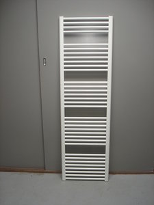 Designradiator in het wit 40cm breed x 169 cm hoog met 745 Watt